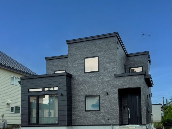 グレー×木目が心地いい　大人シックな暮らしのお家